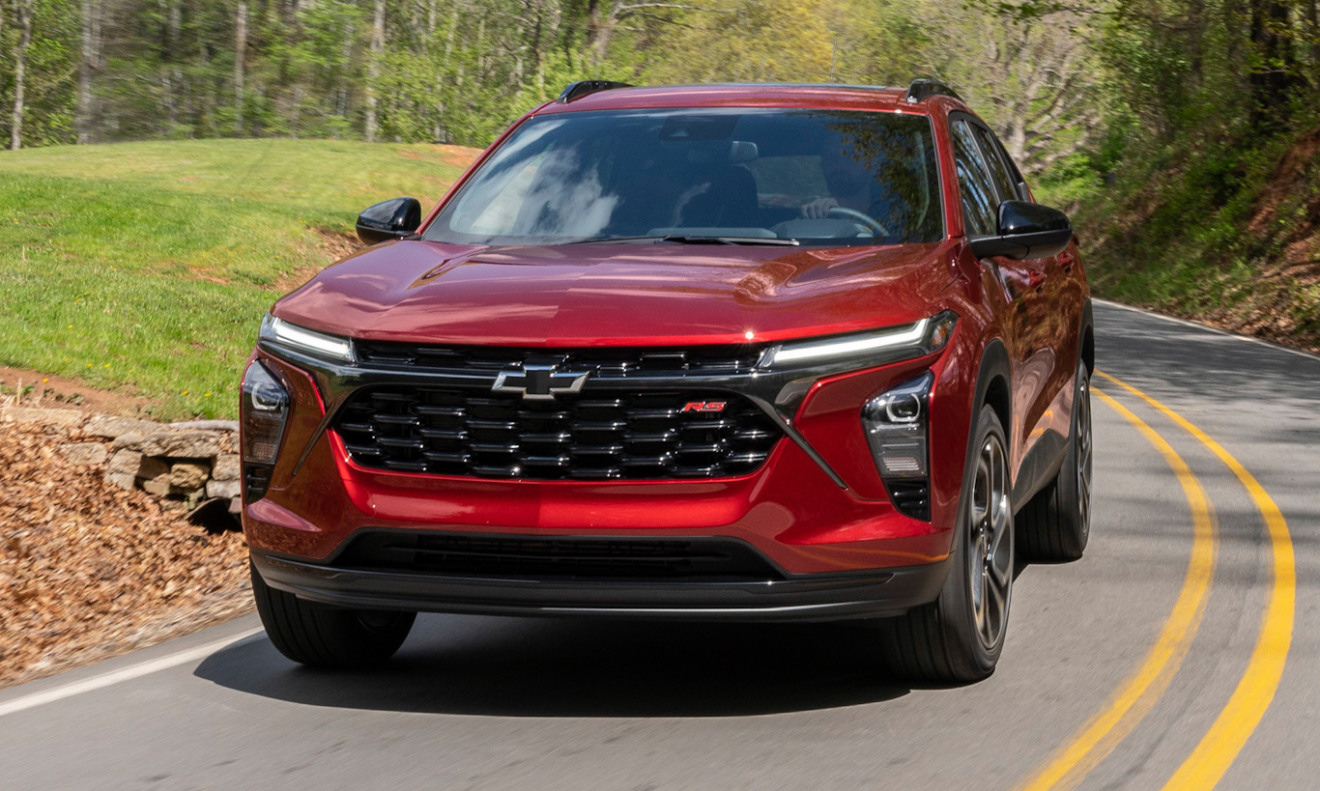 Chevrolet Trax RS vermelho andando em uma pista nos EUA