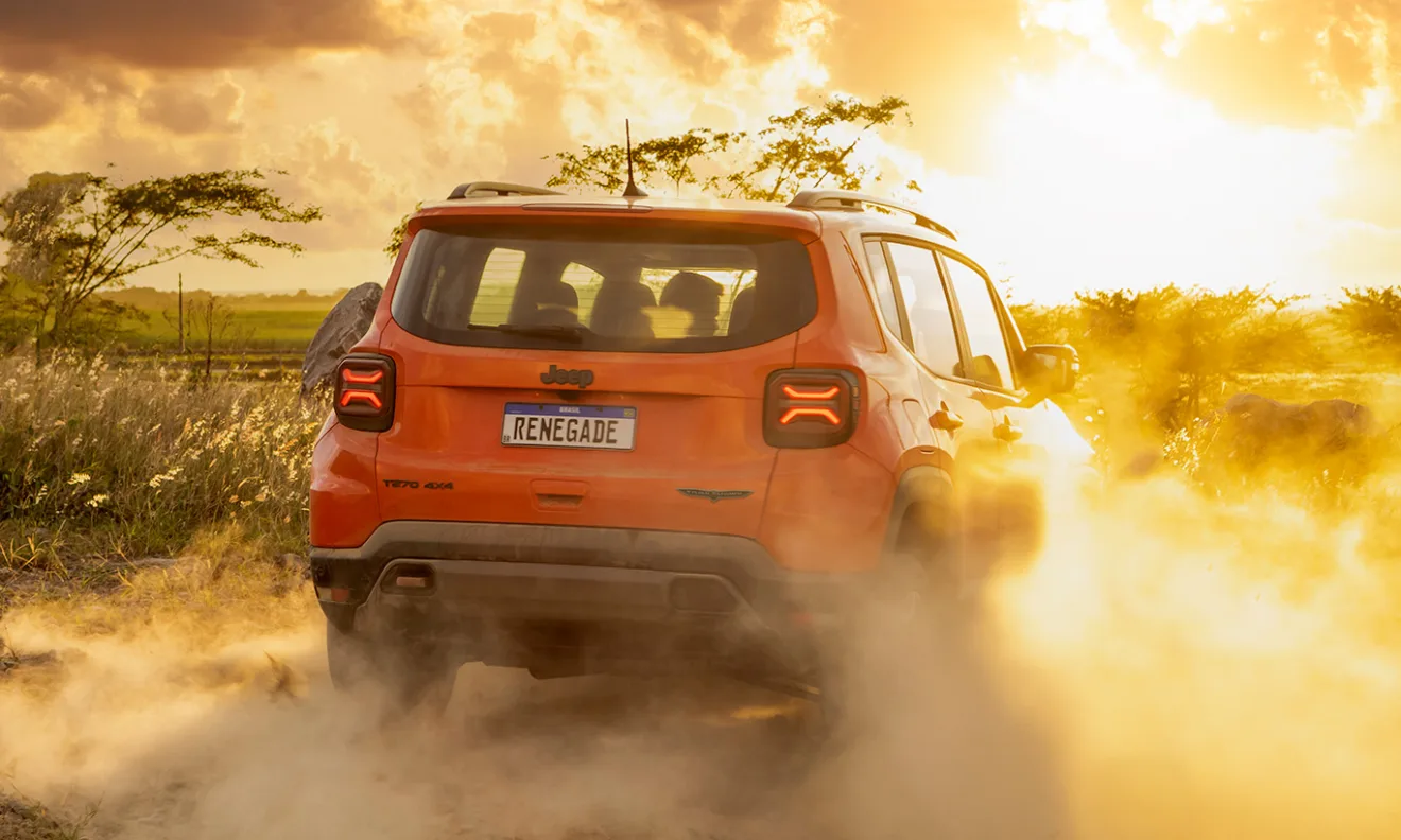 Jeep Renegade Trailhawk laranja andando no off-road