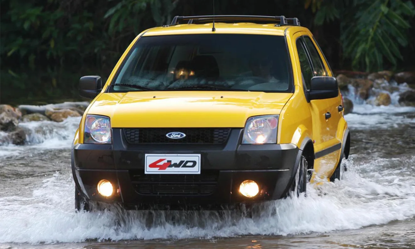 Ford EcoSport 4WD amarelo de frente no fora de estrada foi um dos primeiros SUVs à venda em nosso mercado