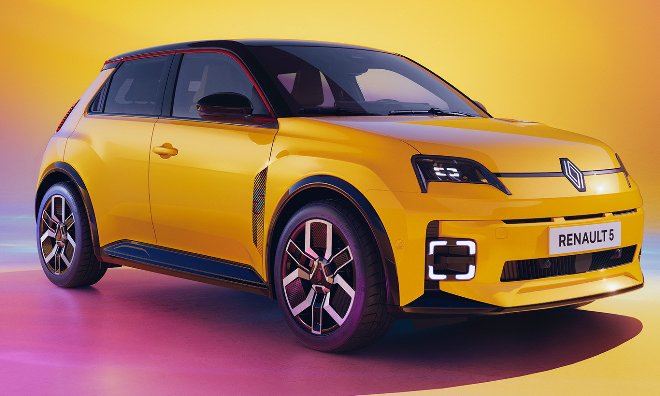 Renault 5 amarelo com teto preto de frente em um fundo rosa e amarelo