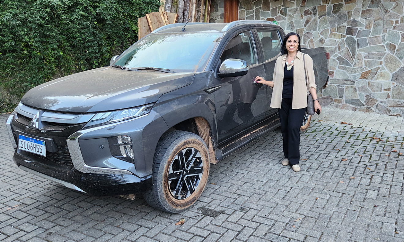 Dona Bernadete e a Mitsubishi L200 Triton Sport [Auto+/Leo Alves]