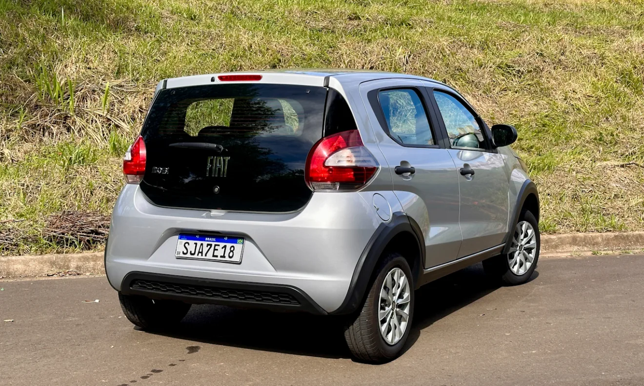 fiat mobi like prata de traseira
