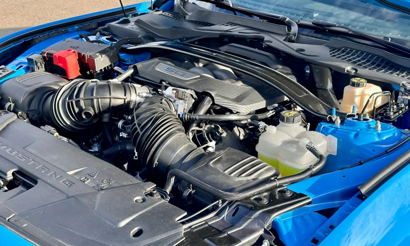 Motor V8 5.0 naturalmente aspirado do Ford Mustang GT, que terá câmbio manual em 2025 [Auto+ / João Brigato]