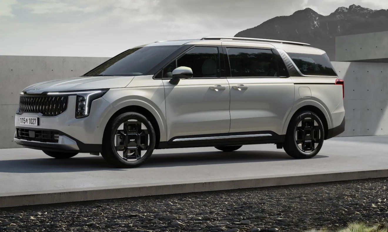 Kia Carnival prata de frente