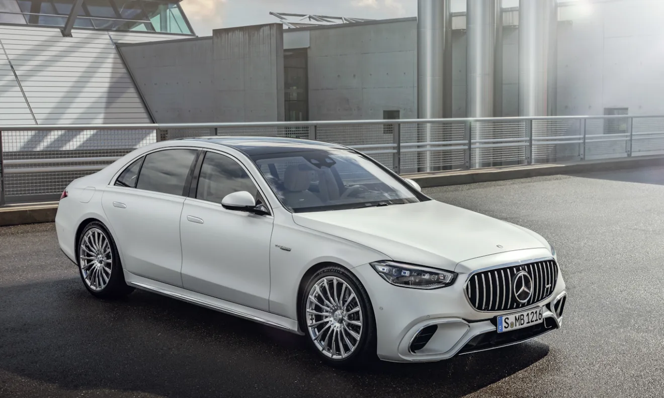 Mercedes-AMG S 63 E Performance branco parado de frente