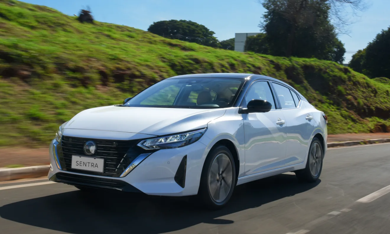 Sentra branco em movimento na estrada