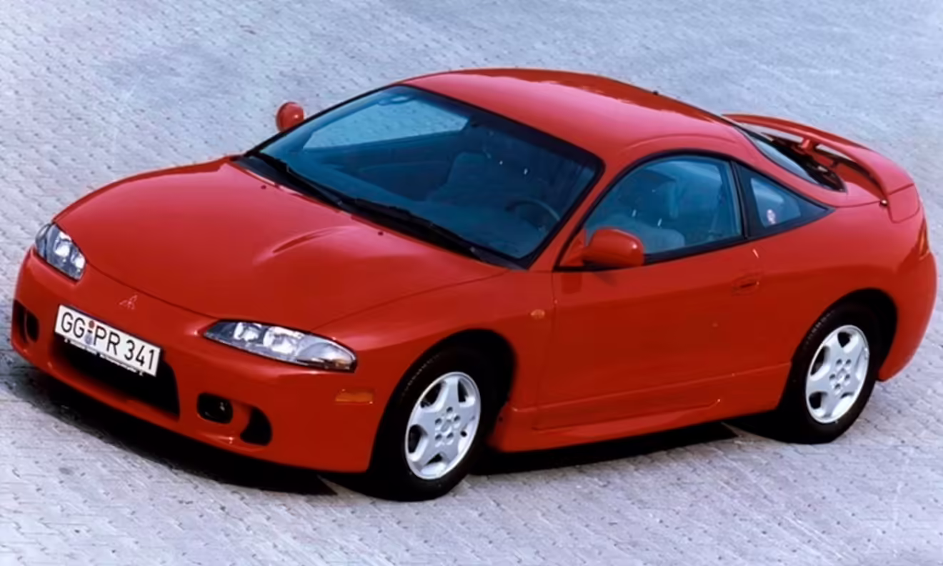 Mitsubishi Eclipse vermelho parado de frente