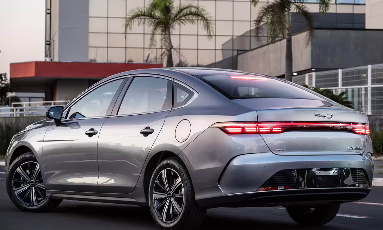 BYD King prata de traseira com luzes de freio acesa