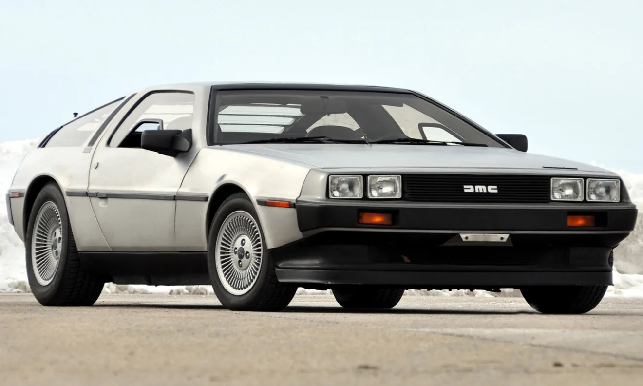 DeLorean DMC-12 parado de frente foi um carro construído com materiais inovadores