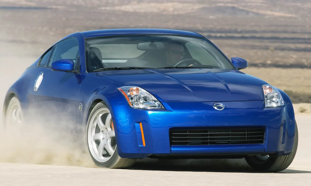 Nissan 350Z em movimento no deserto compartilhou o coração com o Infiniti G35