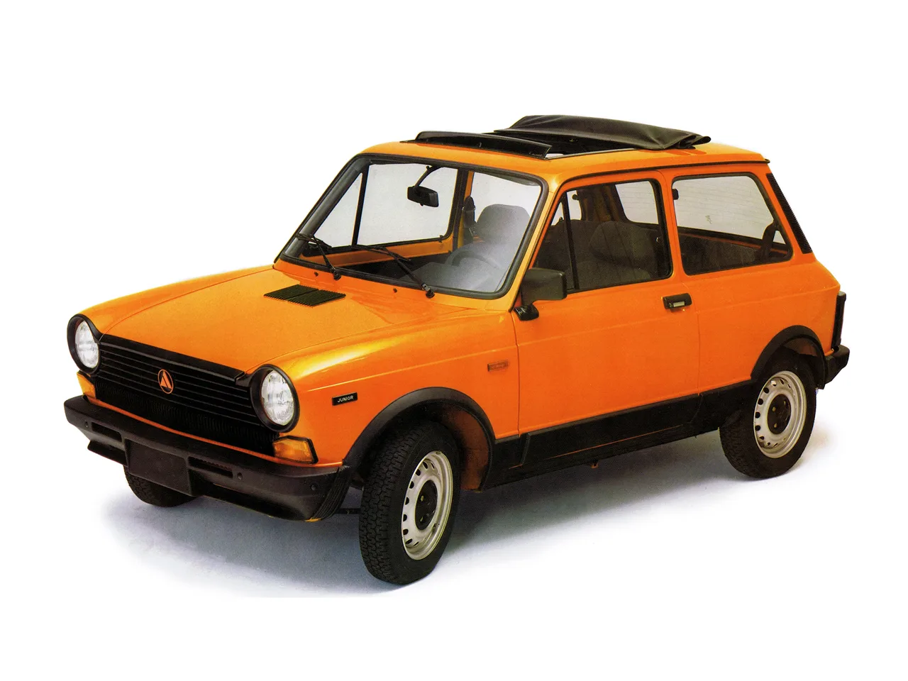 Autobianchi A112 laranja parado de frente em fundo neutro