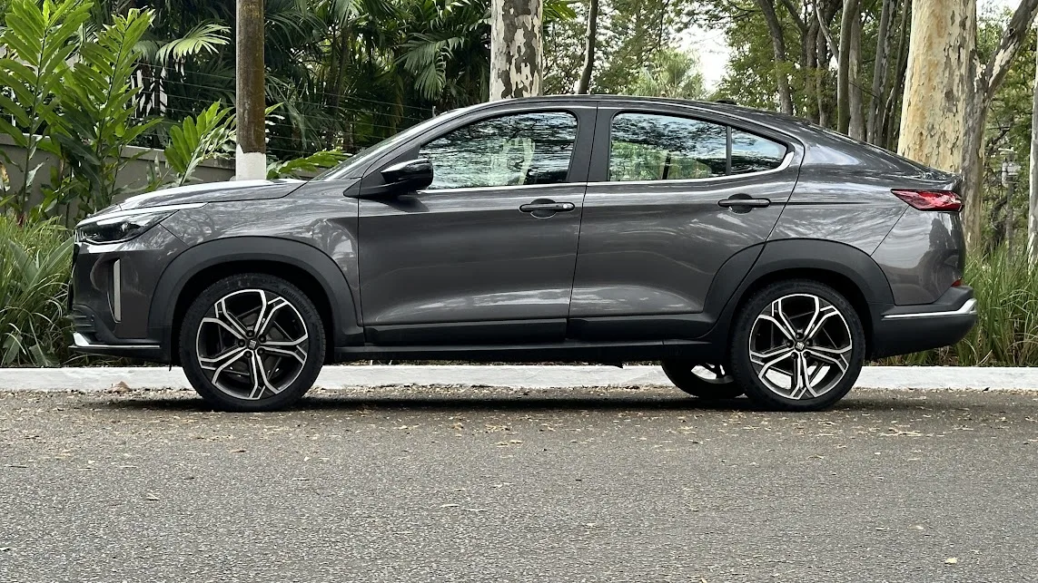 fiat fastback cinza de lado