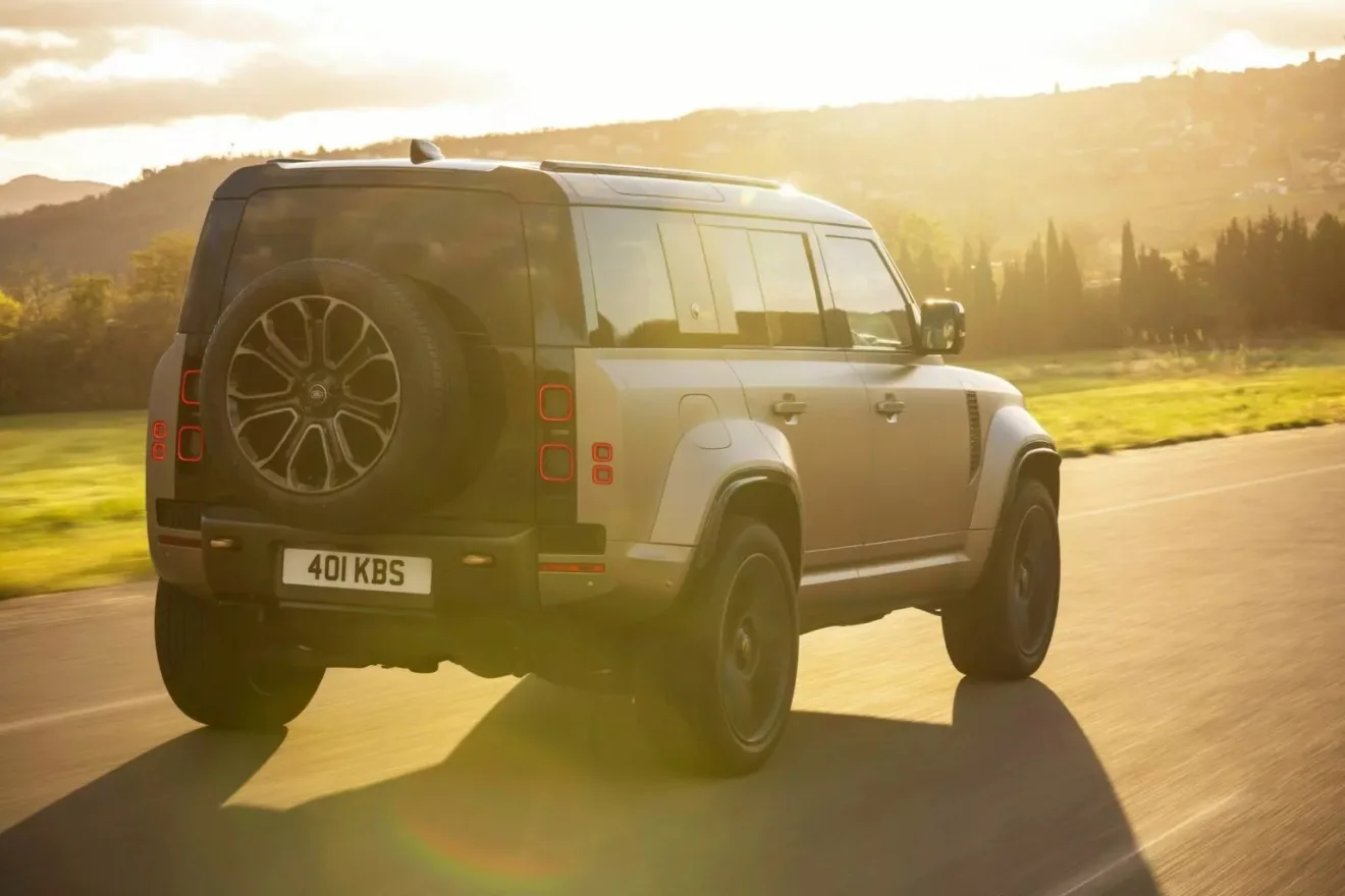 Land Rover Defender OCTA de traseira em movimento na estrada 