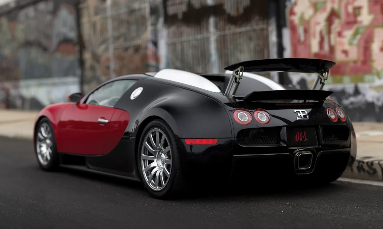 Bugatti Veyron vermelho e preto parado de traseira