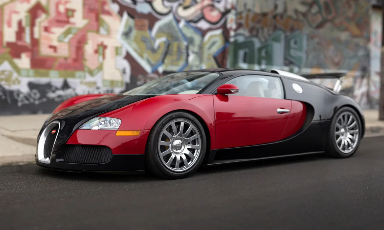 Bugatti Veyron vermelho e preto parado de lado