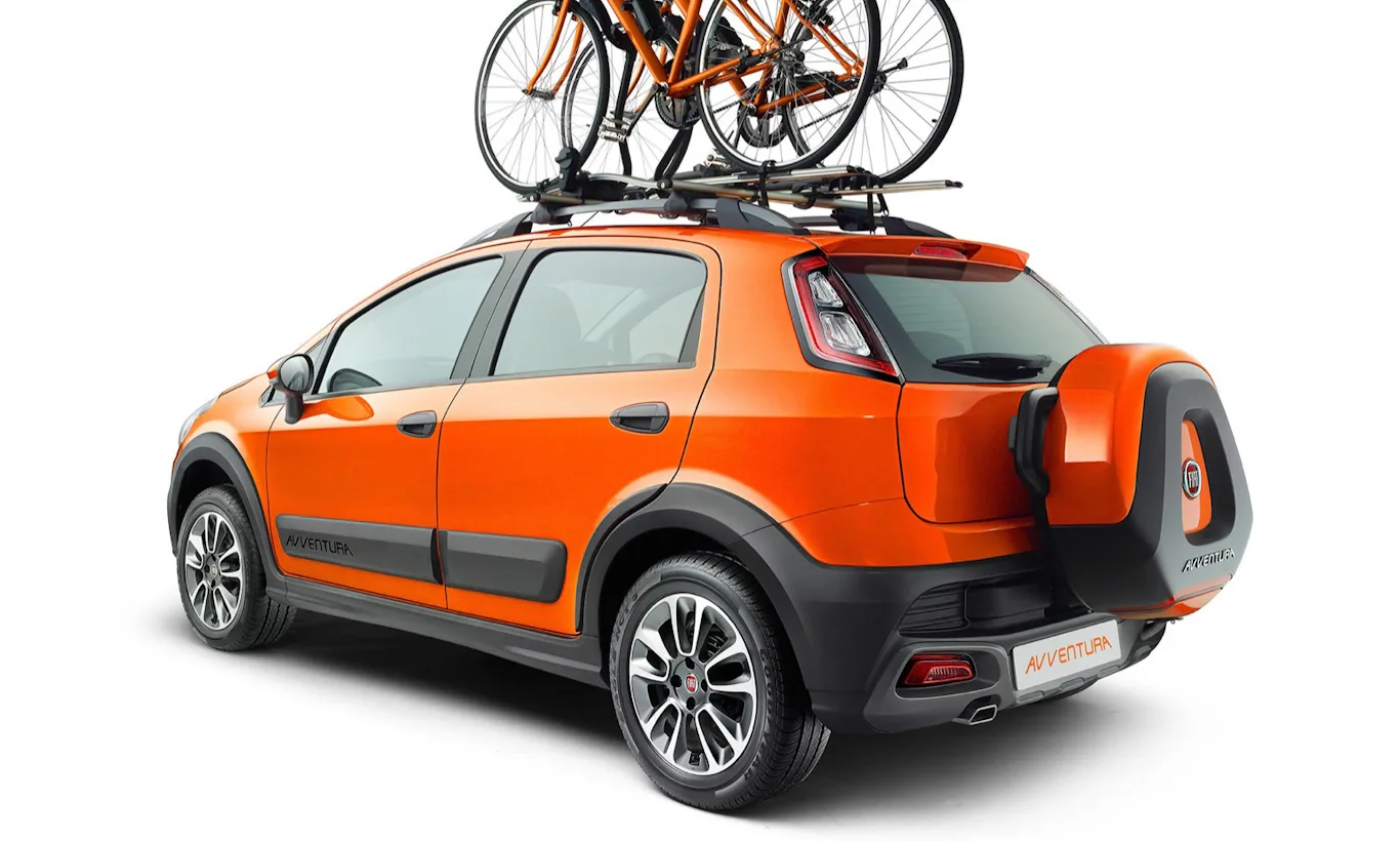 fiat punto avventura de traseira laranja com bicicleta no teto