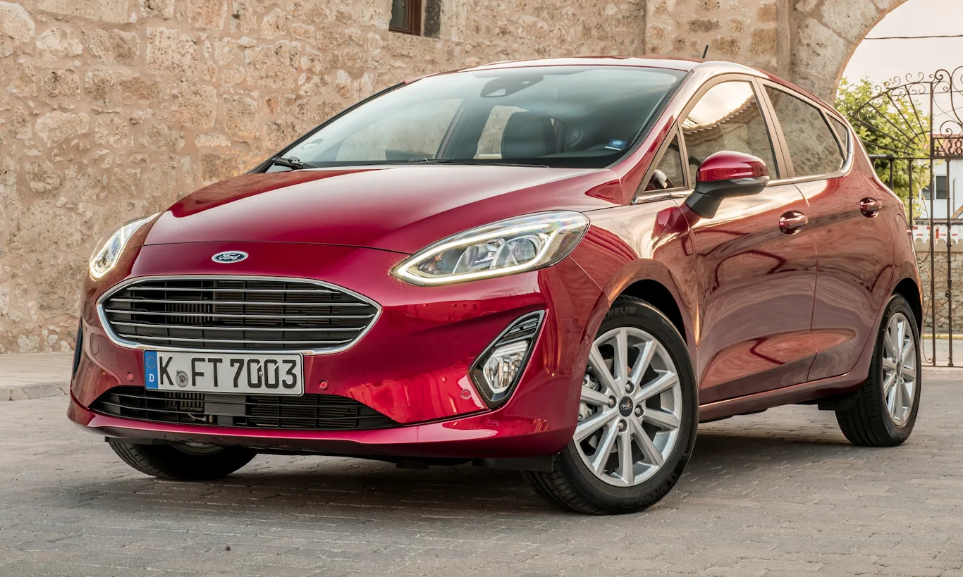 Ford Fiesta vermelho parado de frente