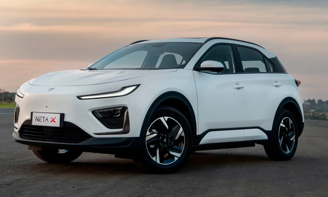 Neta X branco visto de frente no asfalto com o DRL ligado [Divulgação]