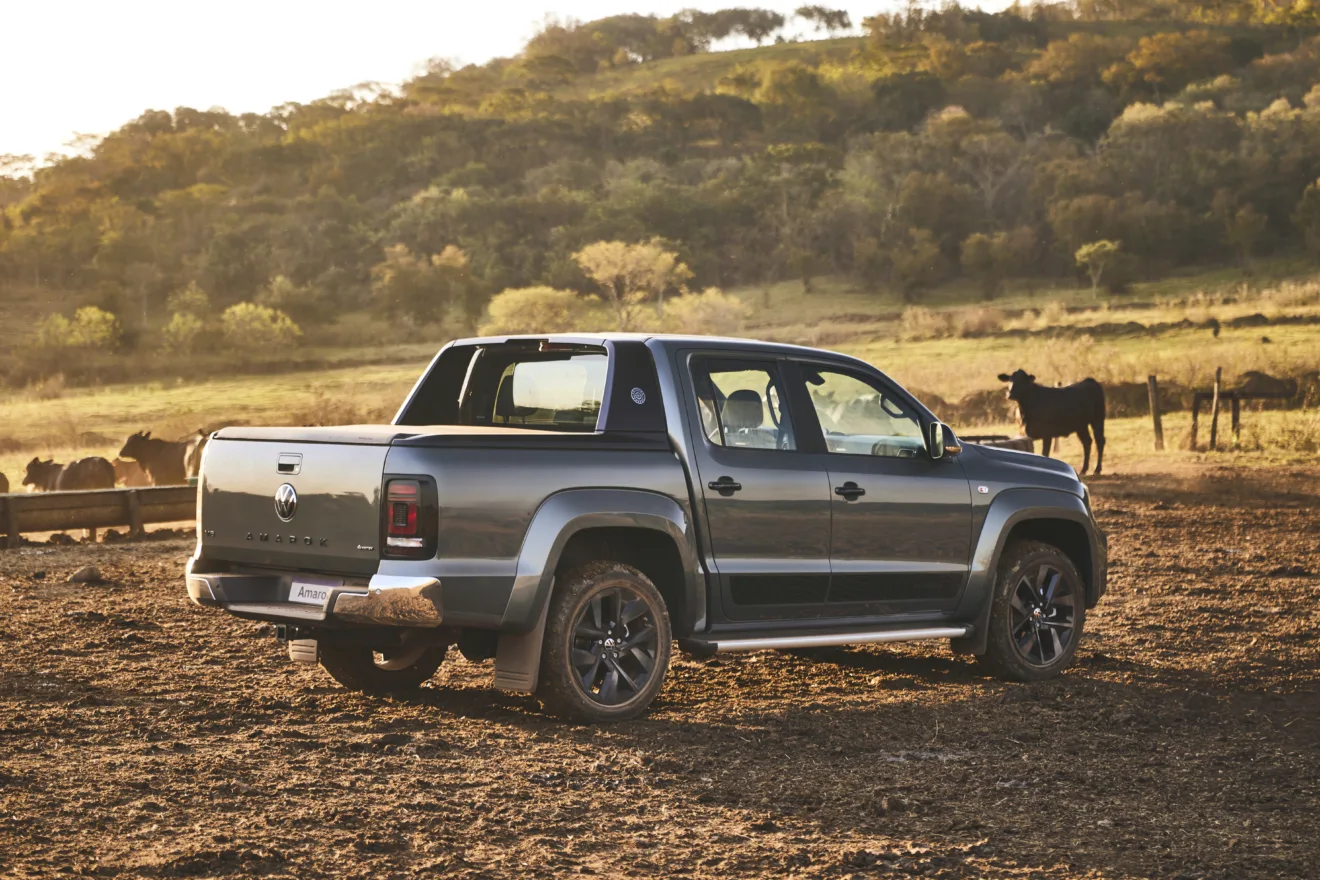 Nova Volkswagen Amarok de traseira andando na terra