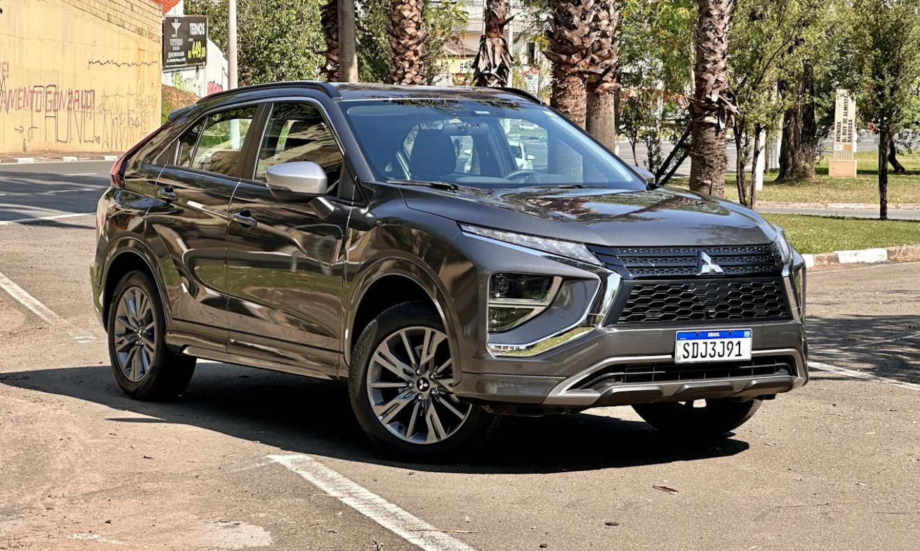 Mitsubishi Eclipse Cross Rush cinza de frente é um dos carros ignorados pelo público brasileiro 