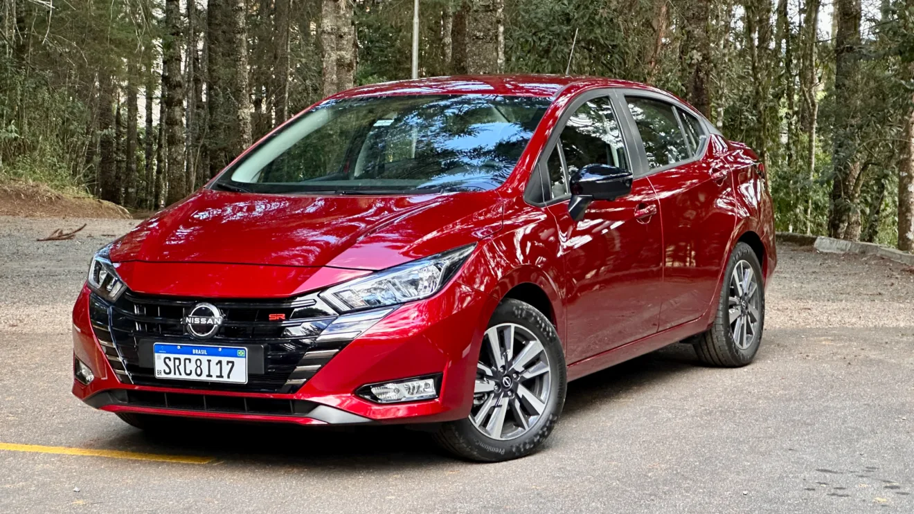 Nissan Versa SR vermelho de frente uber comfort