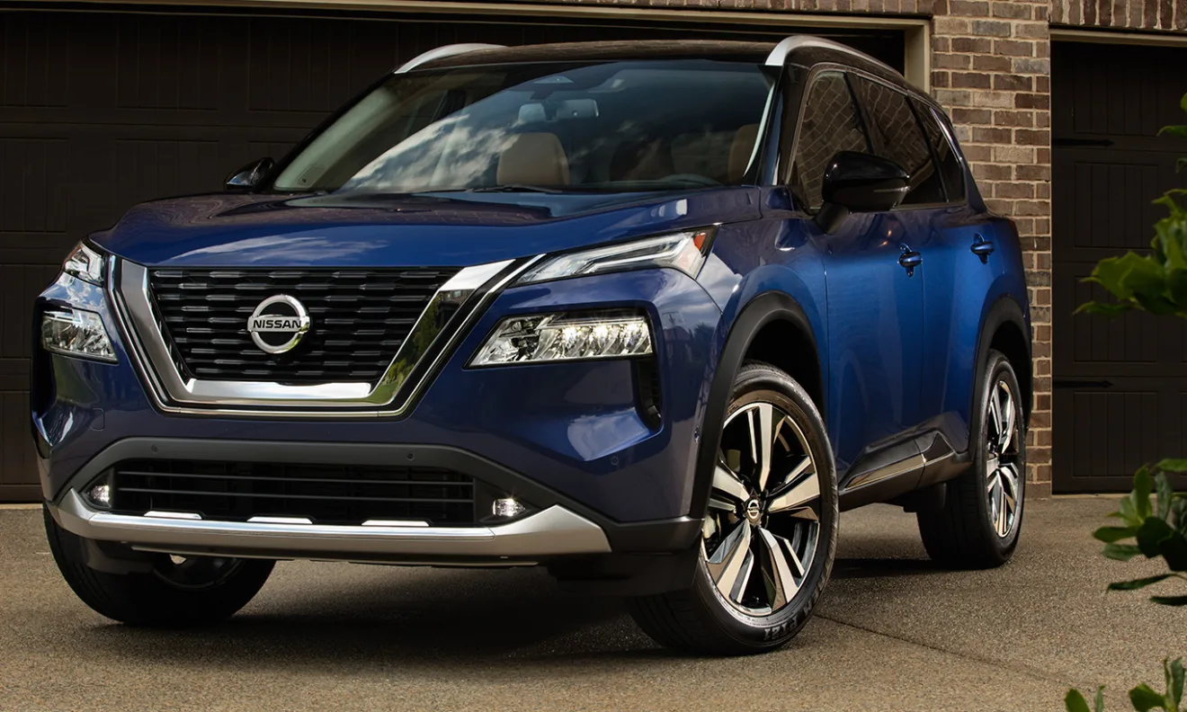 Nissan Rogue azul com o teto preto parado de frente