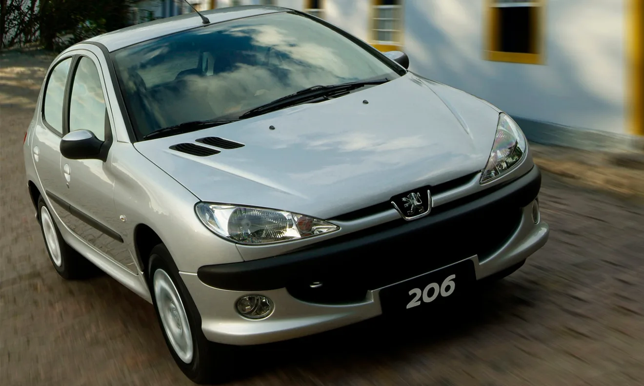 Peugeot 206 prata de frente em movimento