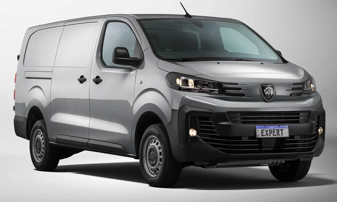 Peugeot Expert prata de frente em um fundo cinza