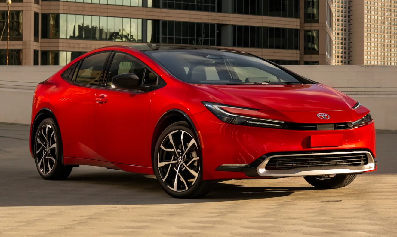 Toyota Prius vermelho de frente em um estacionamento