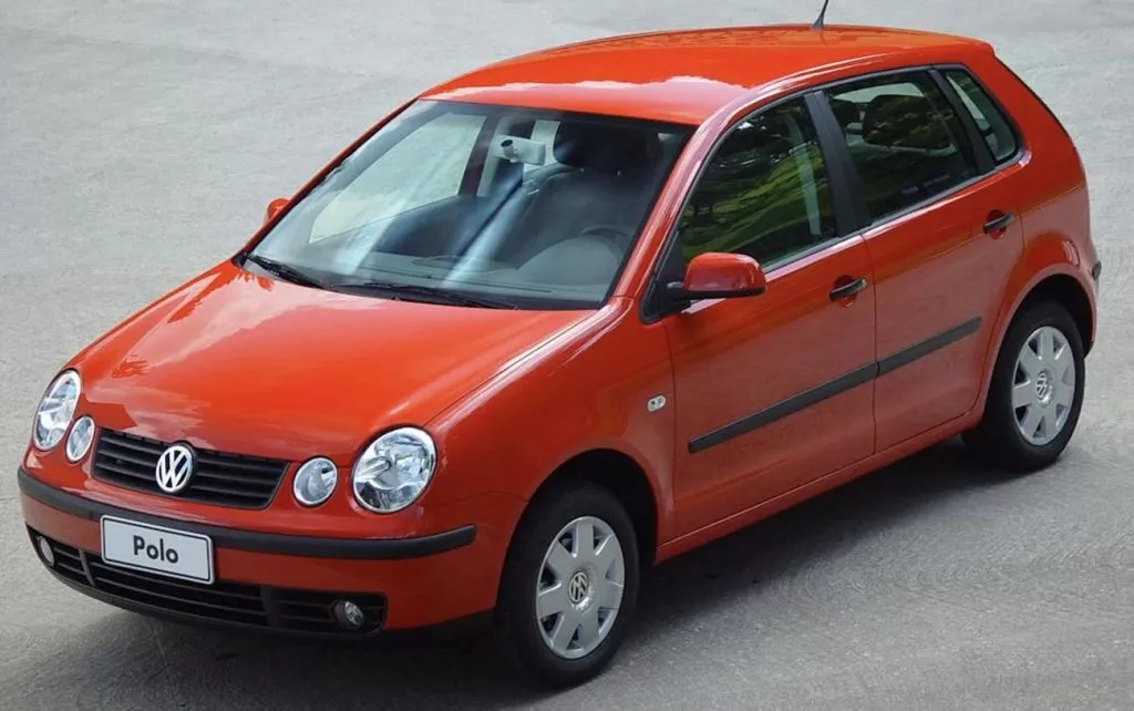 Volkswagen Polo vermelho parado de frente e visto do alto