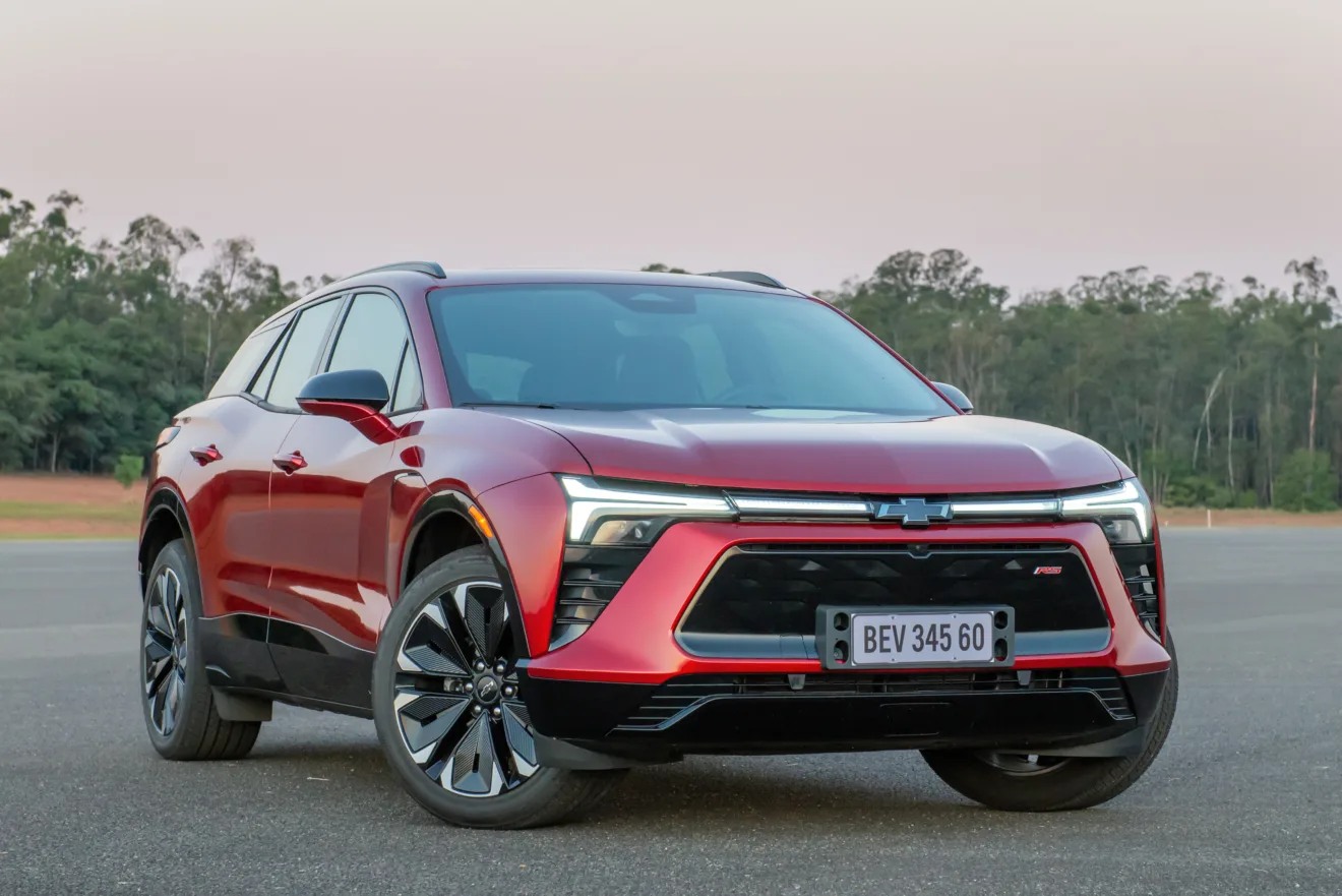 Chevrolet Blazer EV RS vermelho parado de frente com árvores ao fundo