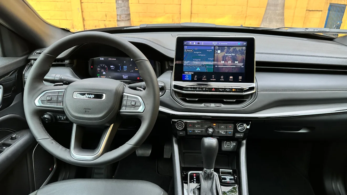 interior do Jeep Compass Blackhawk