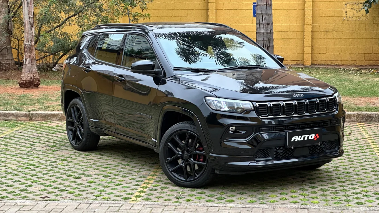 Jeep Compass Blackhawk usa motor 2.0 turbo e está parado de frente com muro amarelo ao fundo - Fabricantes são multadas na Europa