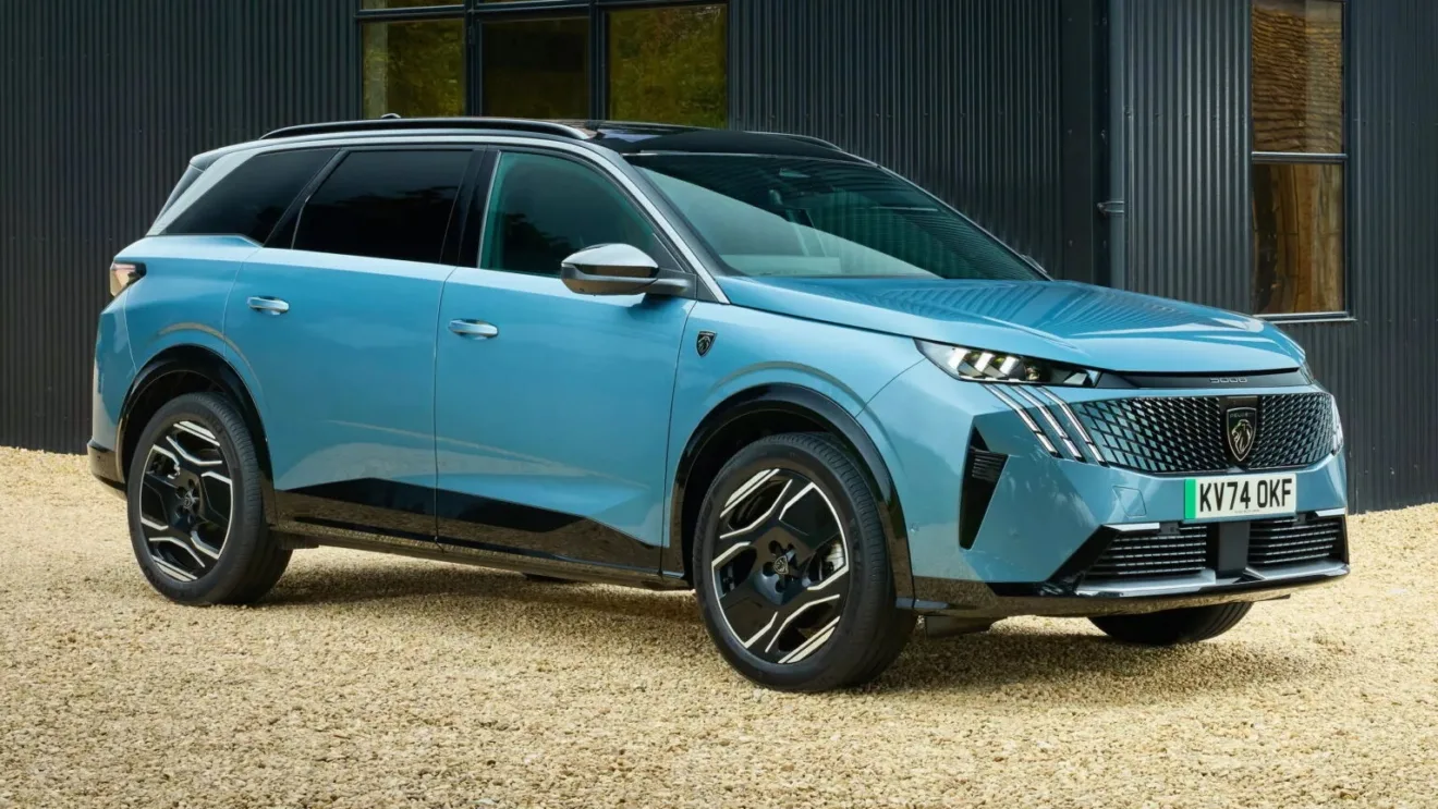 Peugeot 5008 azul parado de frente