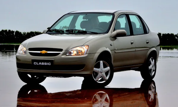 Chevrolet Classic bege de frente com as rodas dianteiras viradas [divulgação]