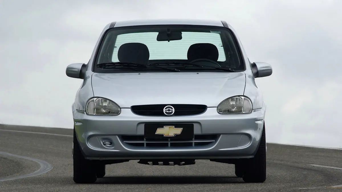 Chevrolet Corsa Classic prata de frente