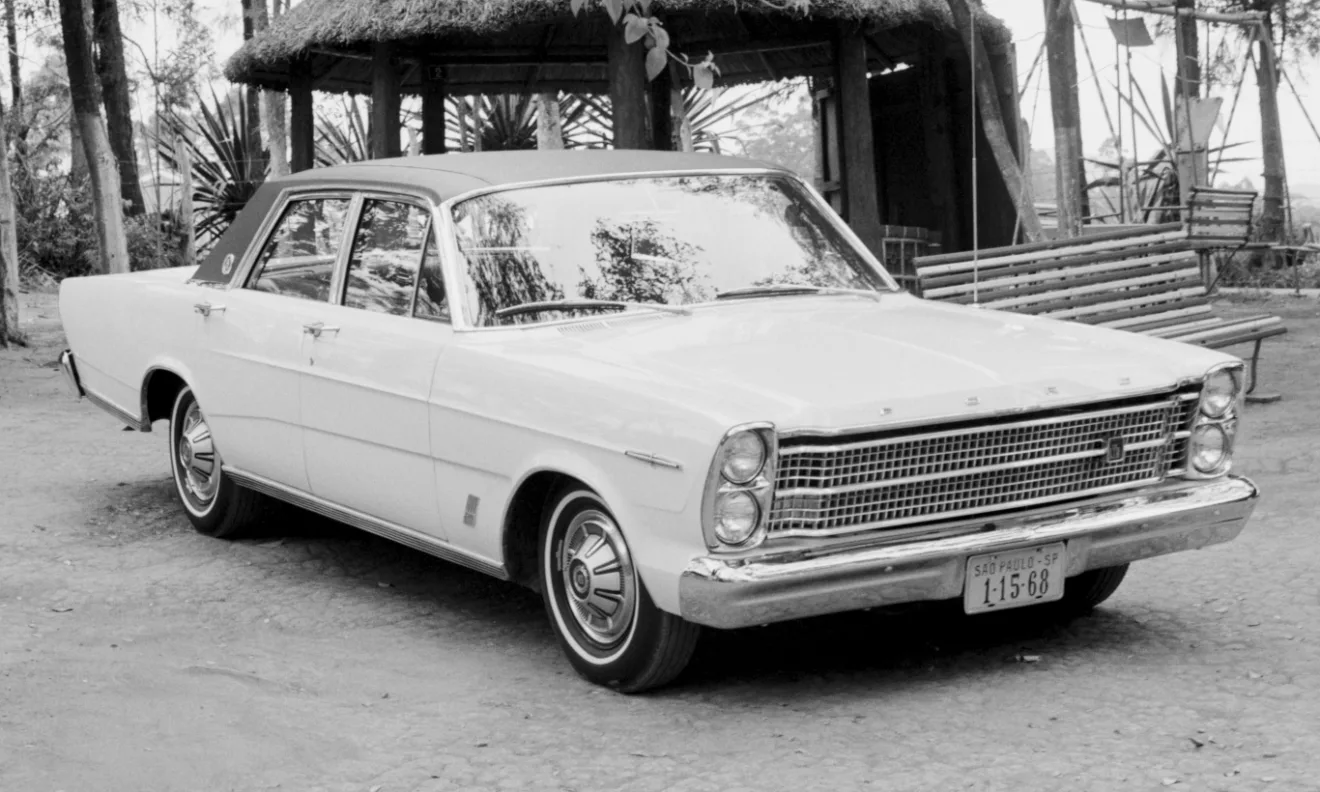 Ford Galaxie em foto preto e branco parado de frente