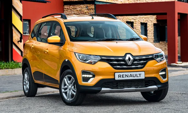 Renault Triber amarelo parado de frente é uma minivan derivada de um carro vendido no Brail