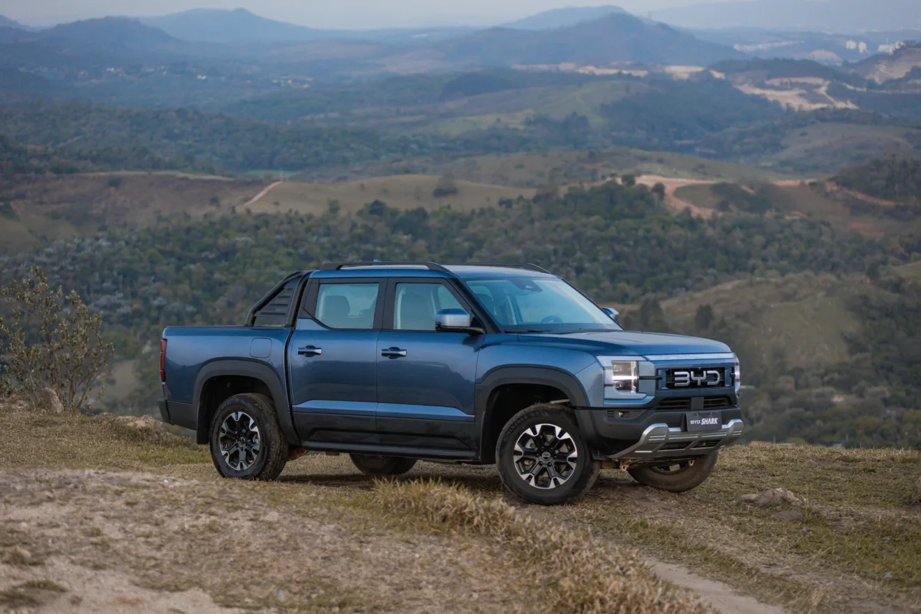 BYD Shark azul parada no meio da estrada