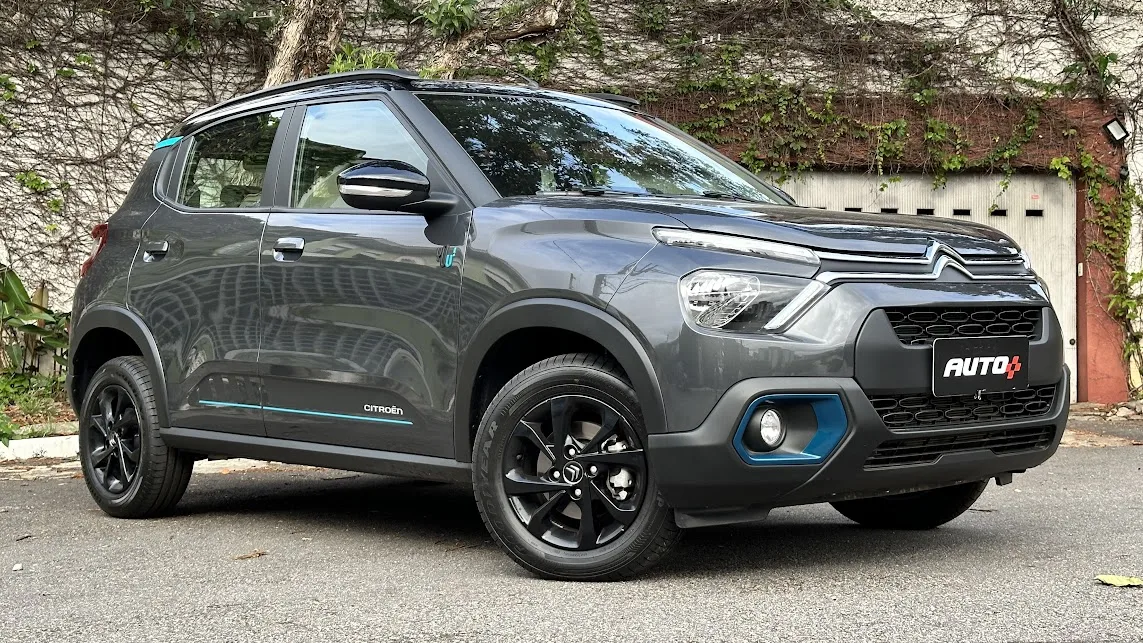 Citroën C3 You cinza parado de dianteira em frente a um portão branco