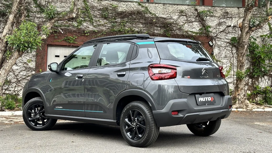 Citroën C3 You! cinza parado de traseira com casa e árvores ao fundo