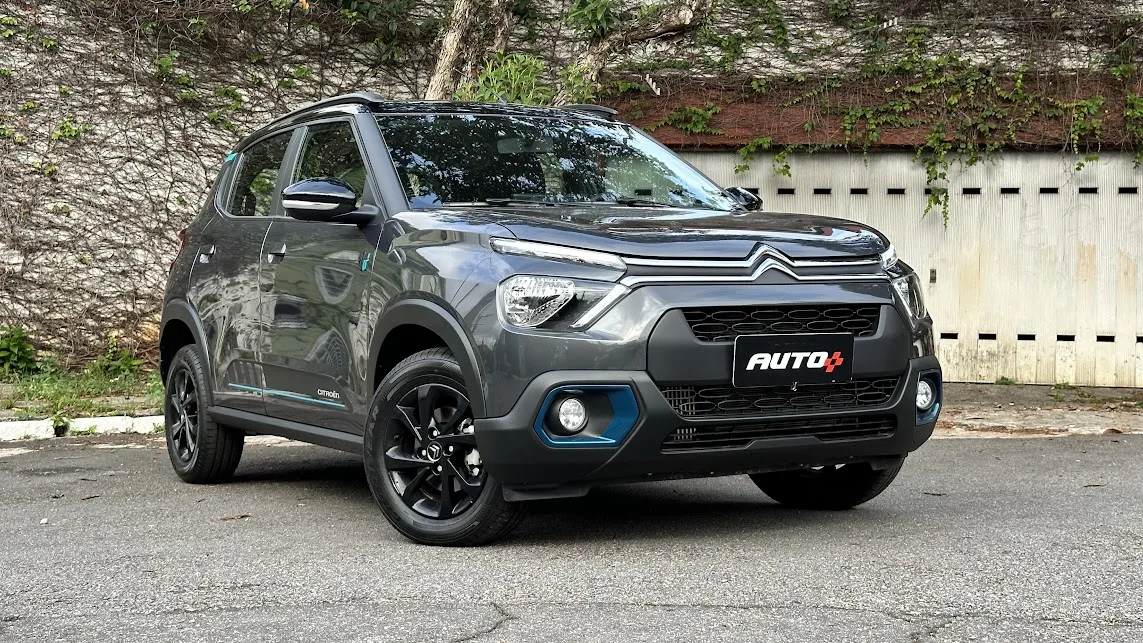 Citroën C3 You cinza com motor turbo parado em um muro de frente