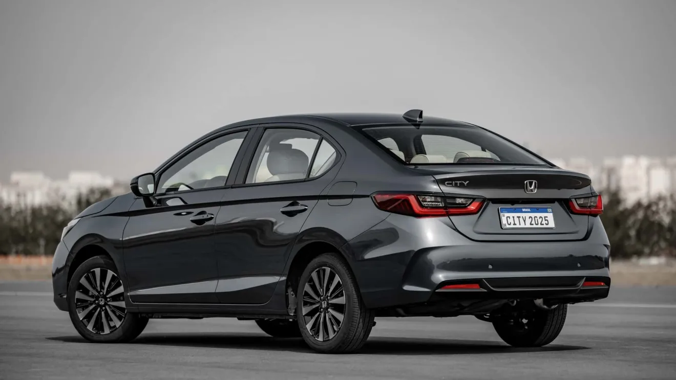 Traseira do Honda New City sedã 2025 cinza com fundo claro