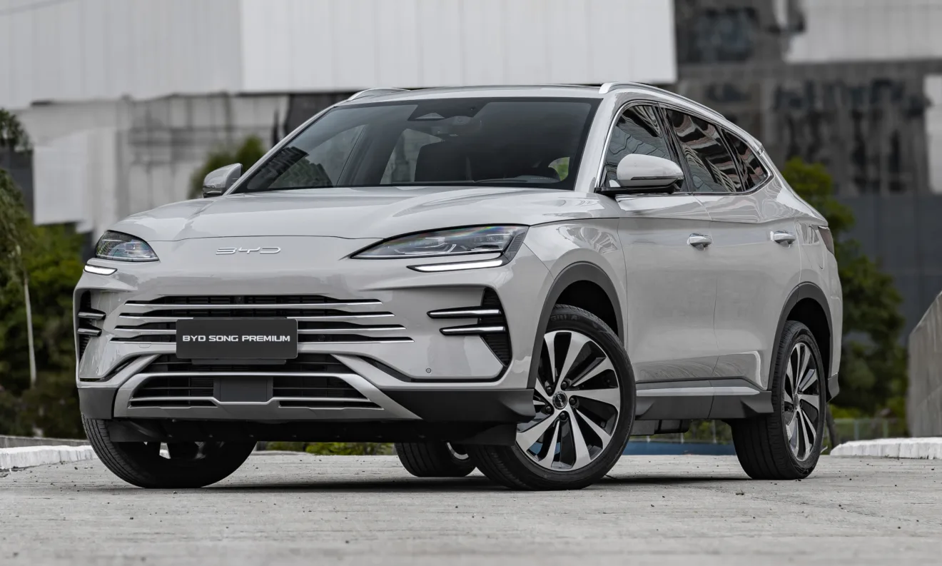 Dianteira do BYD Song Plus Premium cinza claro, com fundo claro - BYD oferece isenção de IPVA para carros híbridos