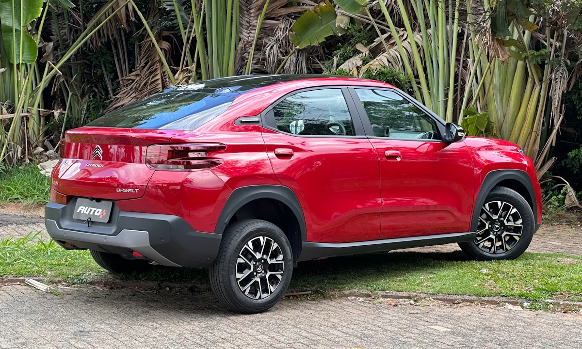 Prazo de entrega do Citroën Basalt pode chegar a 90 dias. SUV de traseira na cor vermelha