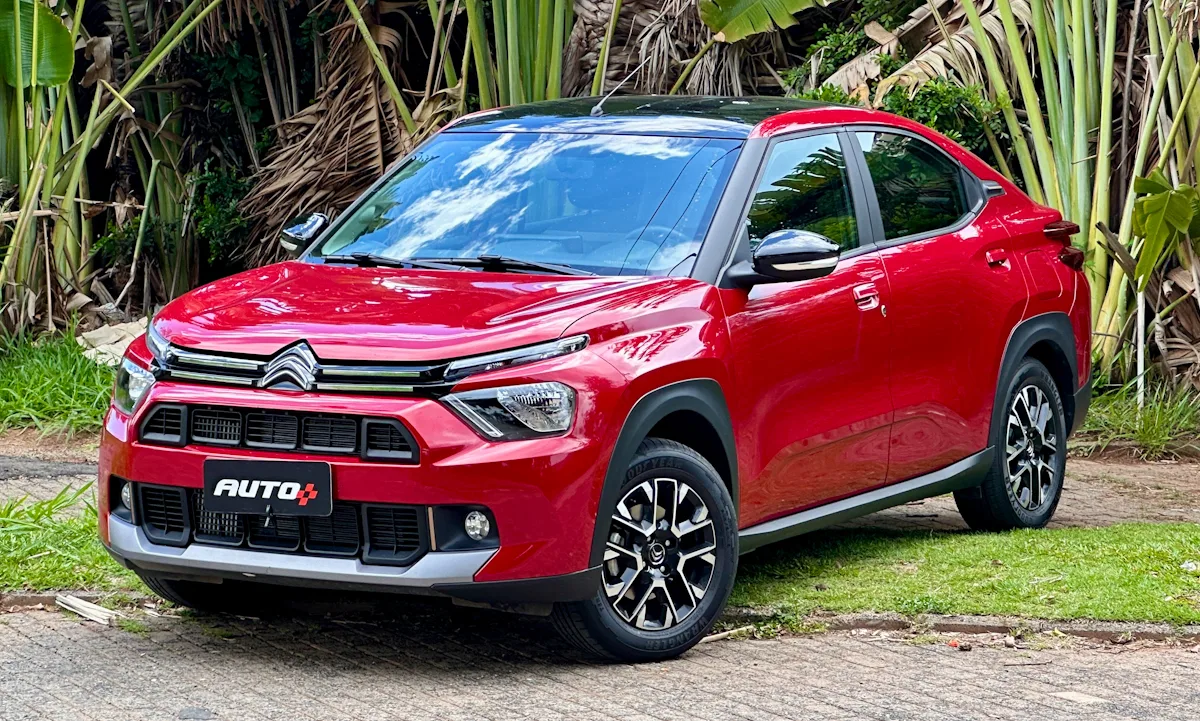 citroën basalt shine vermelho com teto preto de frente com um jardim ao fundo - SUVs novos mais baratos em 2025