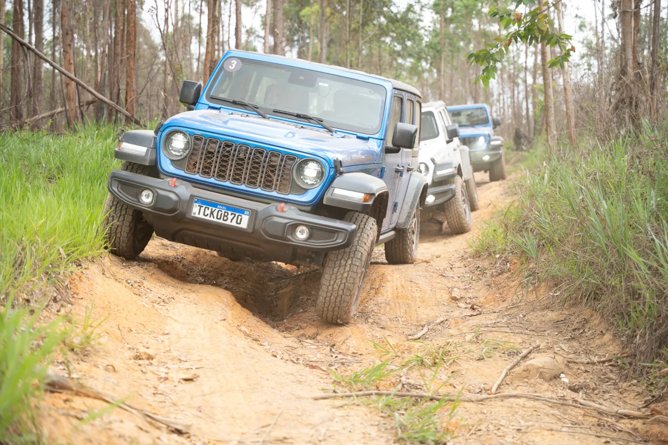 Carro Jeep Wrangler Rubicon azul na trilha 