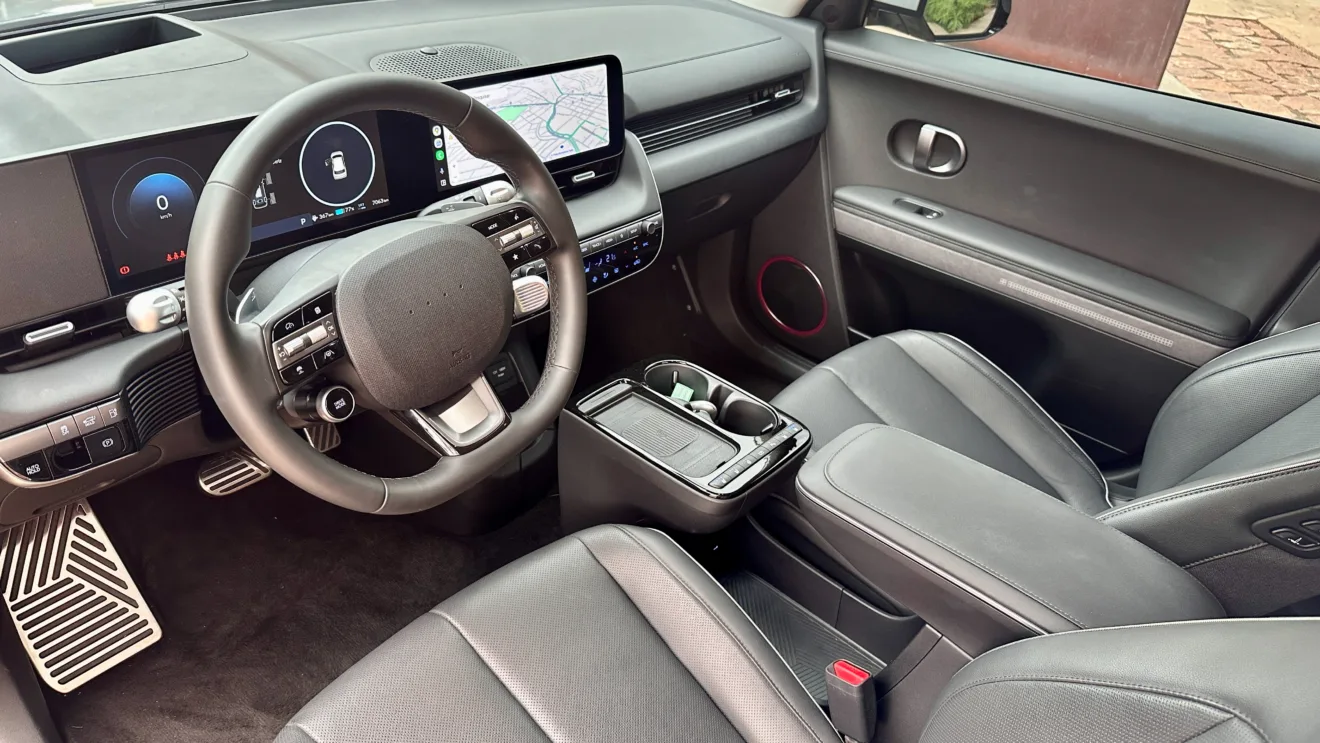 Land Rover Discovery Sport SE Dynamic flex cinza com teto preto parado em frente a um matagal
