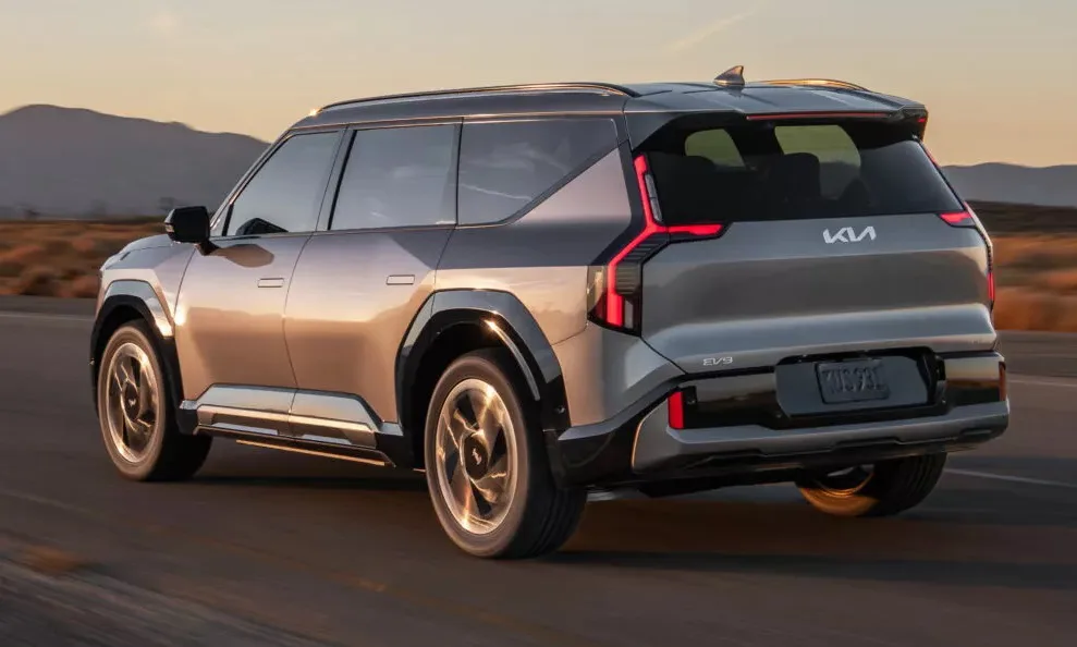 Traseira do Kia EV9 GT reestilizado prata andando em uma pista