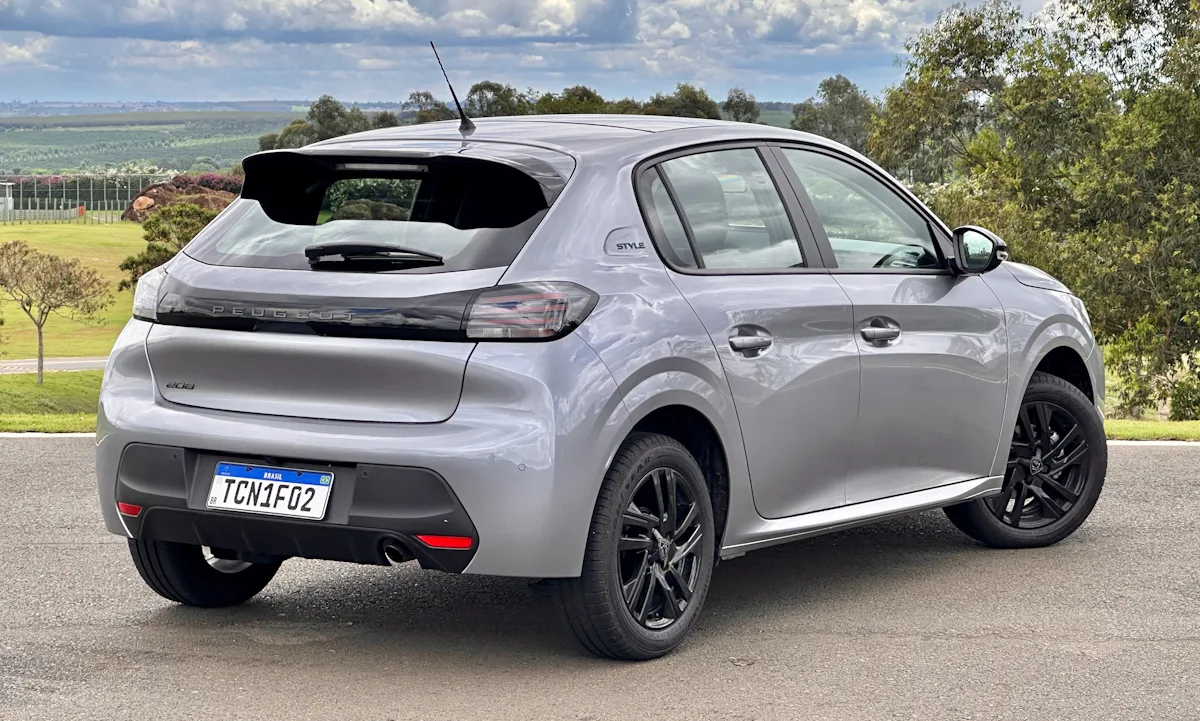 Peugeot 208 Style prata de traseira